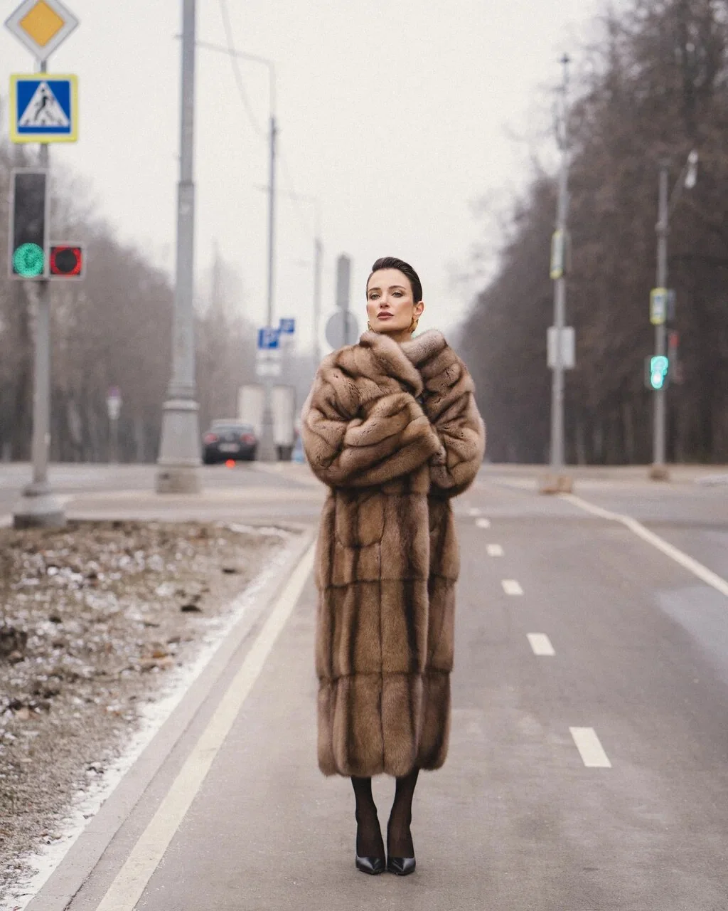 Пальто из баргузинского соболя в оттенке тортора-бисквит — фотография 4